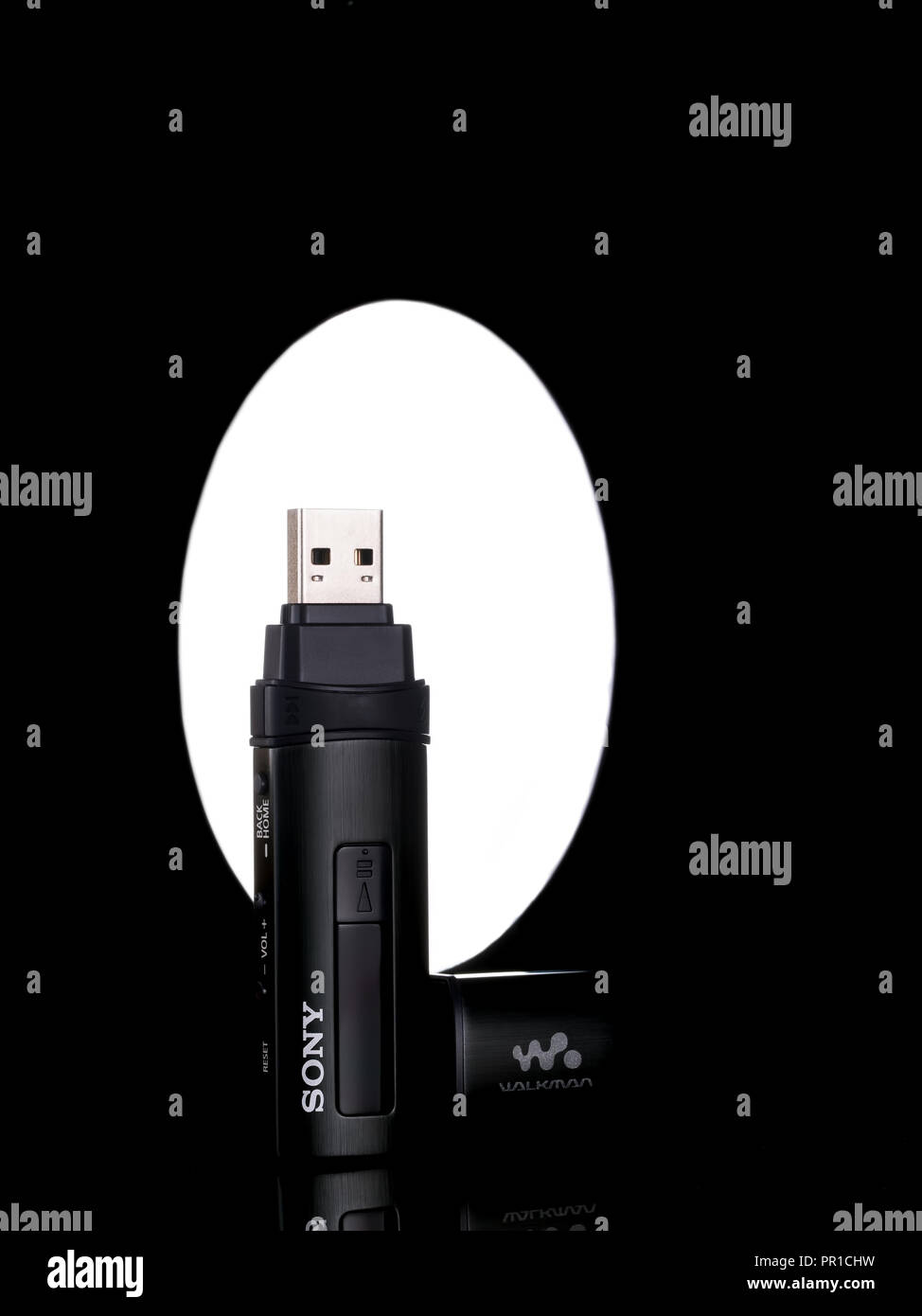 Walkman Sony Lettore MP3. Lettore digitale di musica con la radio FM Foto  stock - Alamy