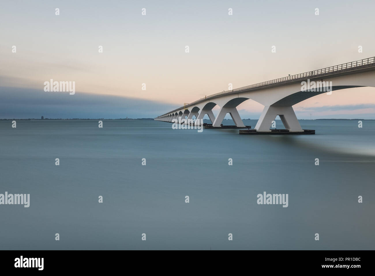 Una lunga esposizione foto del ponte di Zeeland al tramonto, domenica 7 agosto, Zierikzee, Paesi Bassi Foto Stock