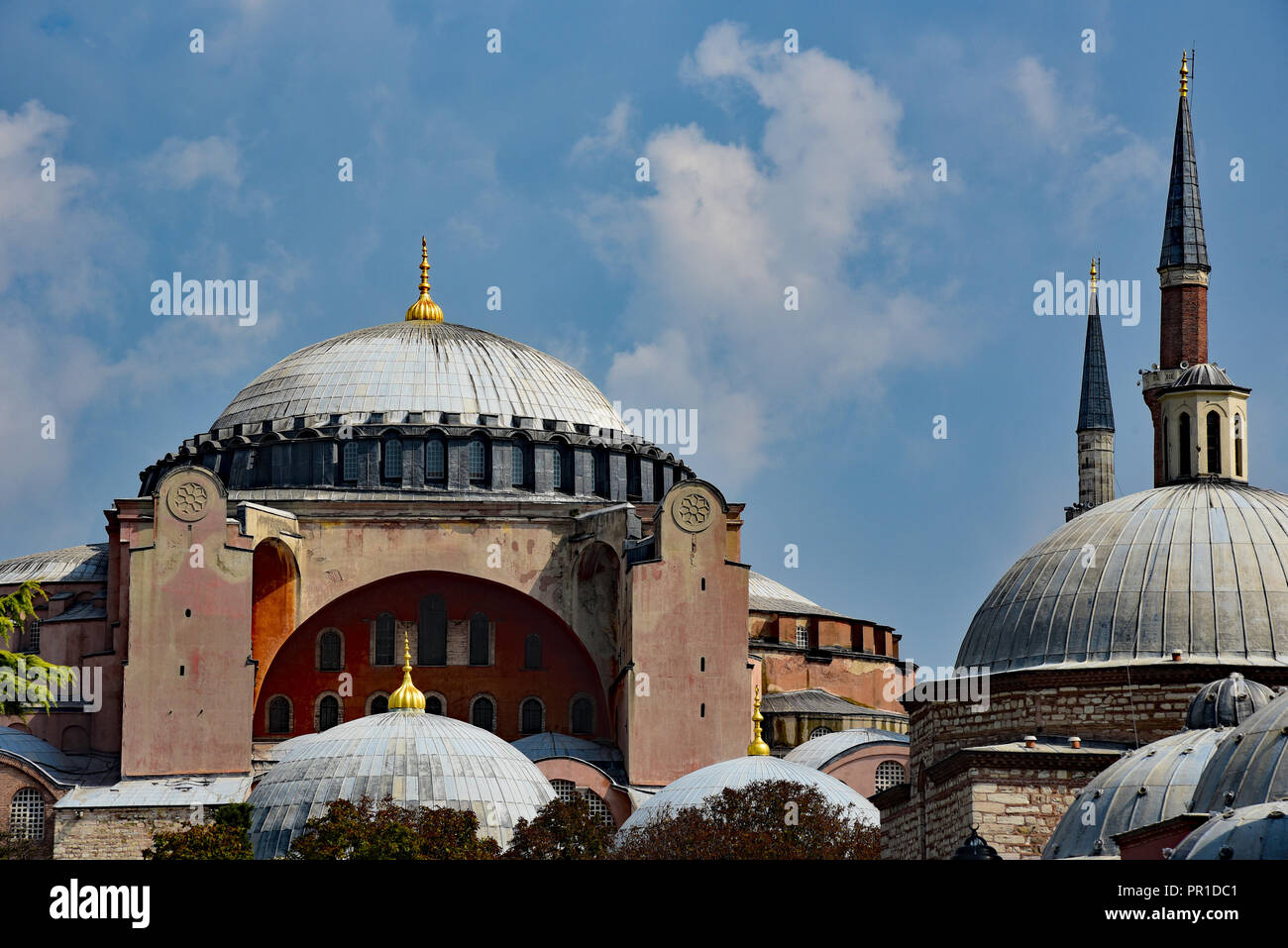 La cupola di Haghia Sophia, che raggiunge un altezza di 56 metri, e la minore delle cupole della "Bagni di Roxelana', Istanbul, Turchia. Foto Stock