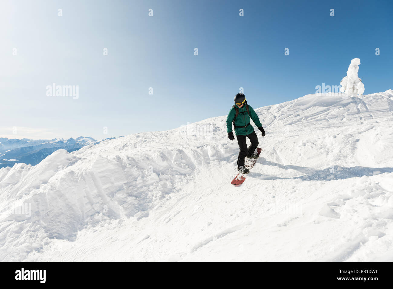 Sciatore di sciare su una montagna innevata Foto Stock