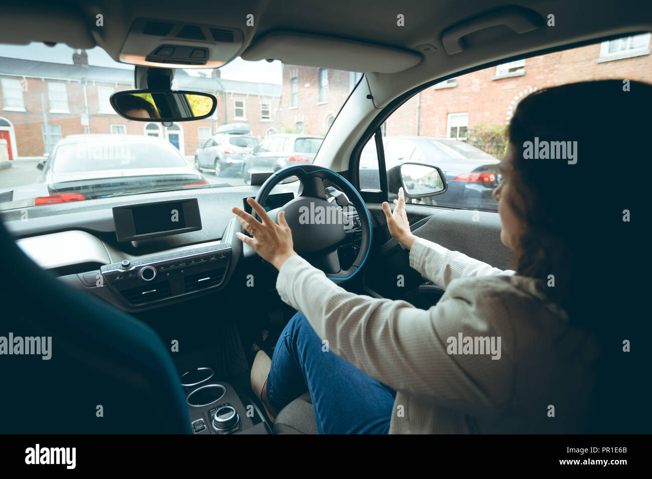Imprenditrice alla guida di una macchina Foto Stock