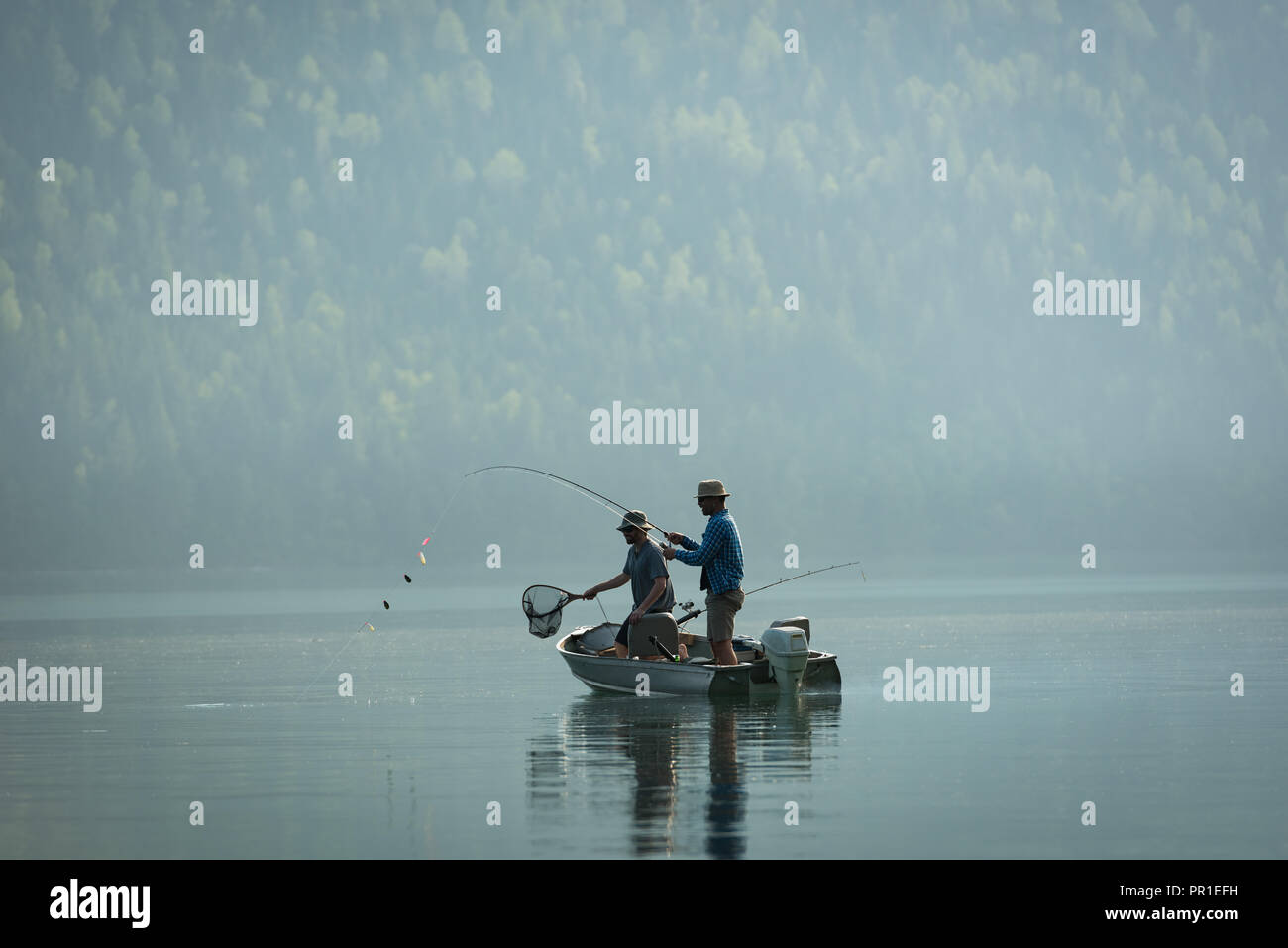 Due pescatori pesca in fiume Foto Stock