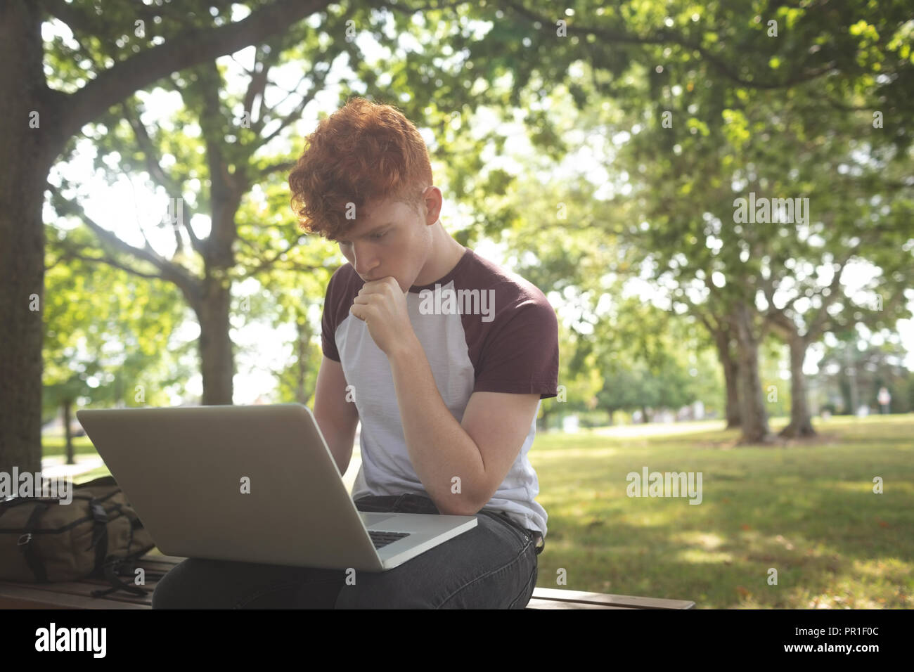 Studente di College utilizzando laptop in campus Foto Stock
