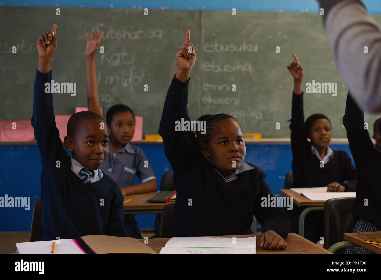 Schoolkids studiare in classe Foto Stock