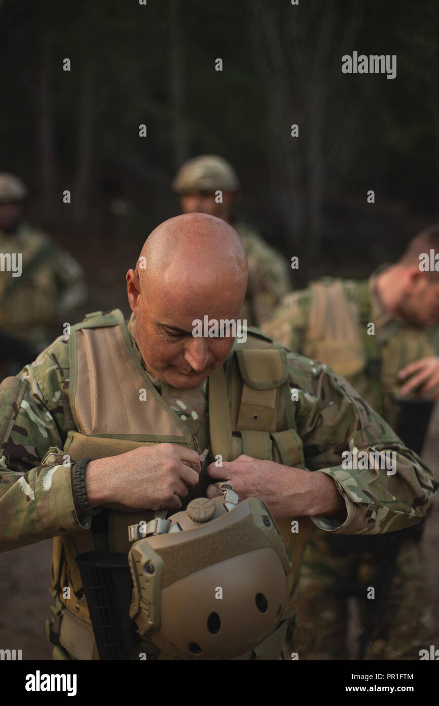 Militare indossa giubbotto antiproiettile Foto Stock