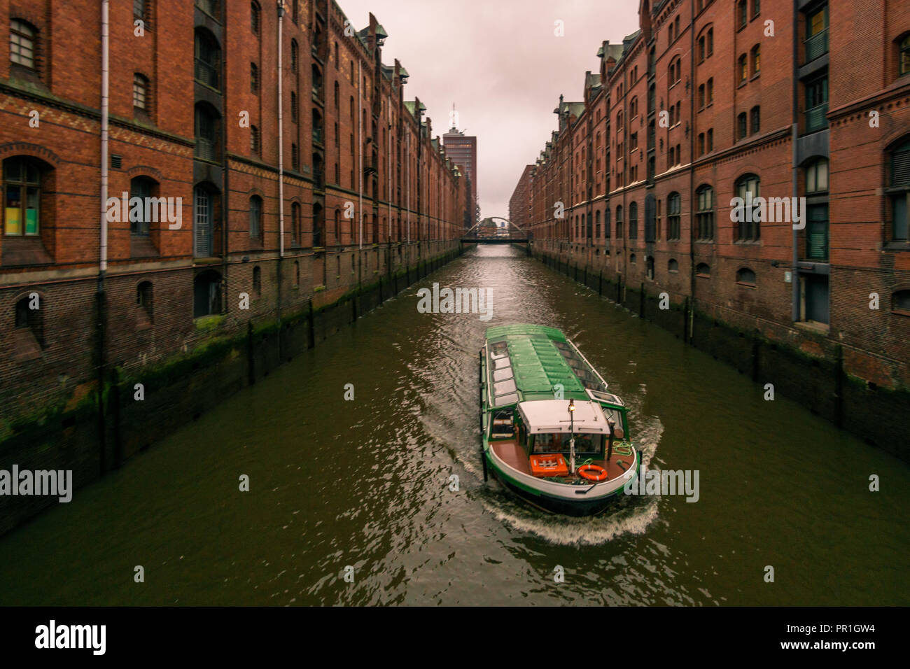 Barca su un canale, quartiere centrale di Amburgo, Speicherstadt Foto Stock