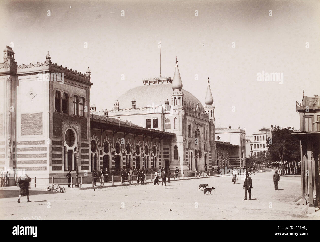 Il Cours des chemins de fer orientaux: vue générale des bâtiments, Costantinopoli e Bosforo: viste e persone Foto Stock