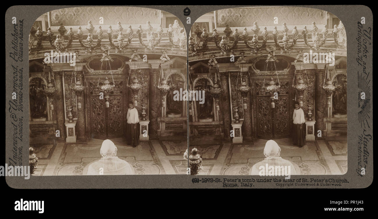 San Pietro tomba sotto l'altare della chiesa di San Pietro, viste stereografica di Italia, Underwood e Underwood, Underwood, Bert Foto Stock