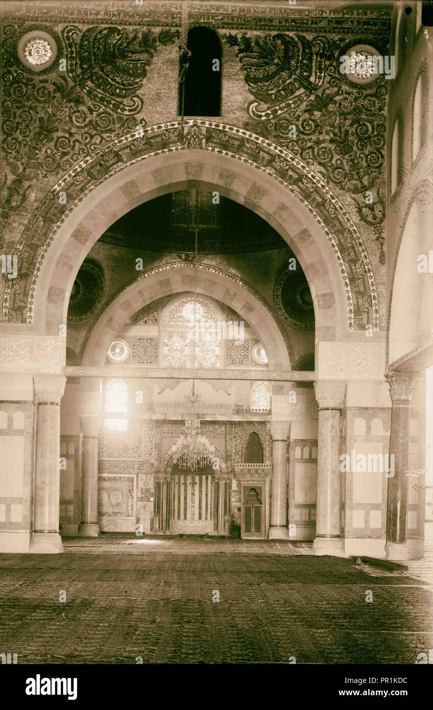 El Aksa, al-Aqsa moschea interno guardando giù navata. 1934, Gerusalemme, Israele Foto Stock