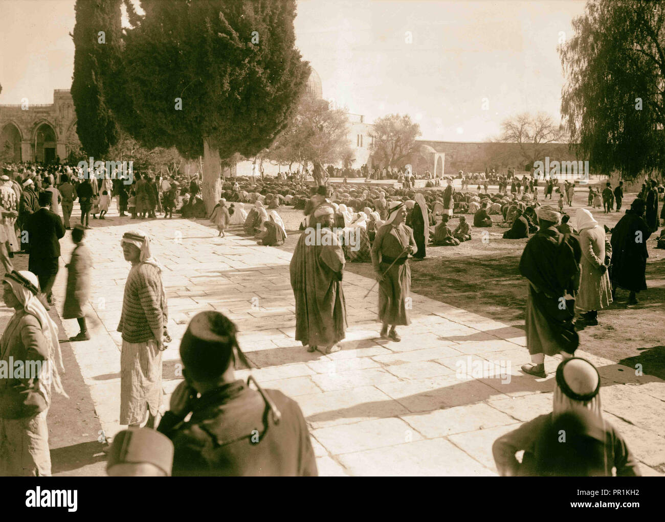 I musulmani, i musulmani in preghiera nella moschea (Cupola della Roccia) motivazione, al tempo di Mohamed Ali i funerali del. 1931, Gerusalemme, Israele Foto Stock