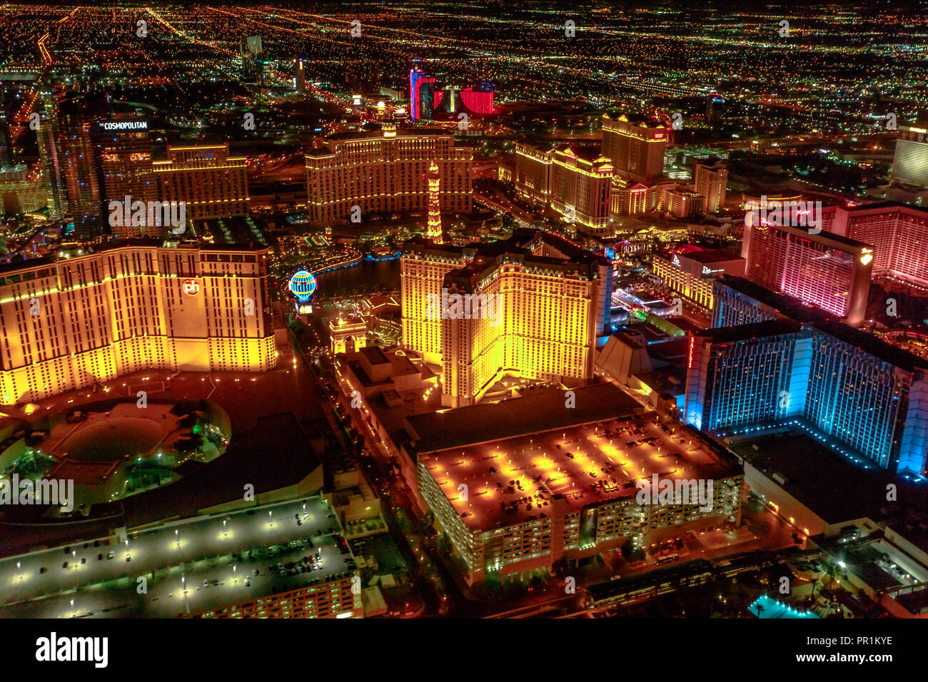 Las Vegas, Nevada, Stati Uniti - Agosto 18, 2018: veduta aerea della Strip di Las Vegas Skyline illuminata di notte. Volo panoramico sopra: cosmopolita, il Paris Las Vegas e Bellagio casinò e hotel. Foto Stock