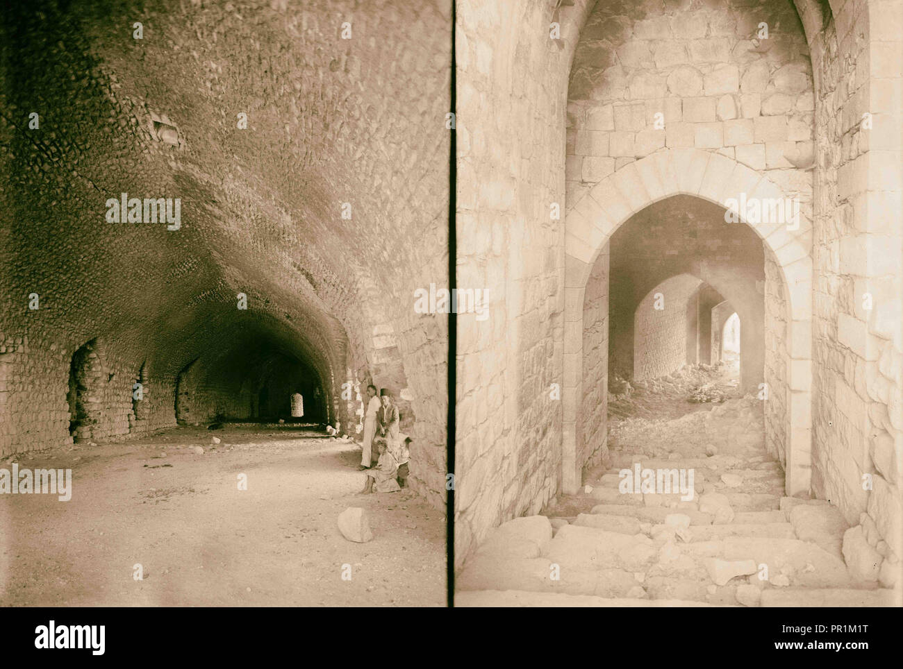 Margab Castello. La undercroft; ingresso al castello. Vista interna (guardando verso l'entrata). 1936, Siria Foto Stock