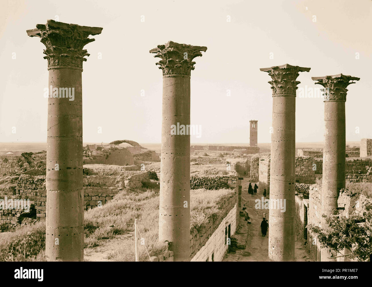 Jebel el-Drusi & Hauran. Bassora Eski Sham. Quattro colonne. Vista su strada. 1938, Siria, Buṣrá al-Shām Foto Stock