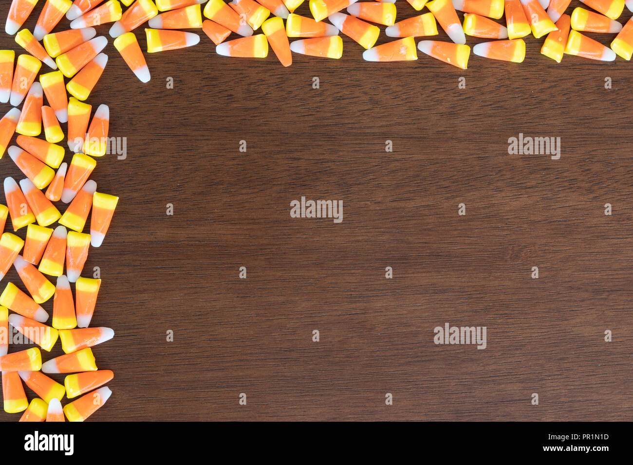 Cereali caramellati bordo su uno sfondo di legno Foto Stock