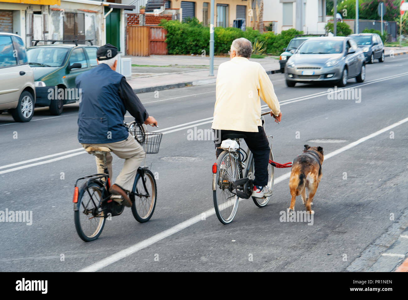Coppia senior per le biciclette in strada a Santa Teresa di Riva vicino a  Messina, Sicilia, Italia Foto stock - Alamy