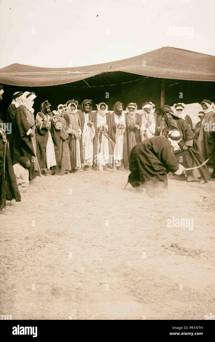 Nozze beduino ballo di spada. 1900, Medio Oriente, Israele e/o la Palestina Foto Stock
