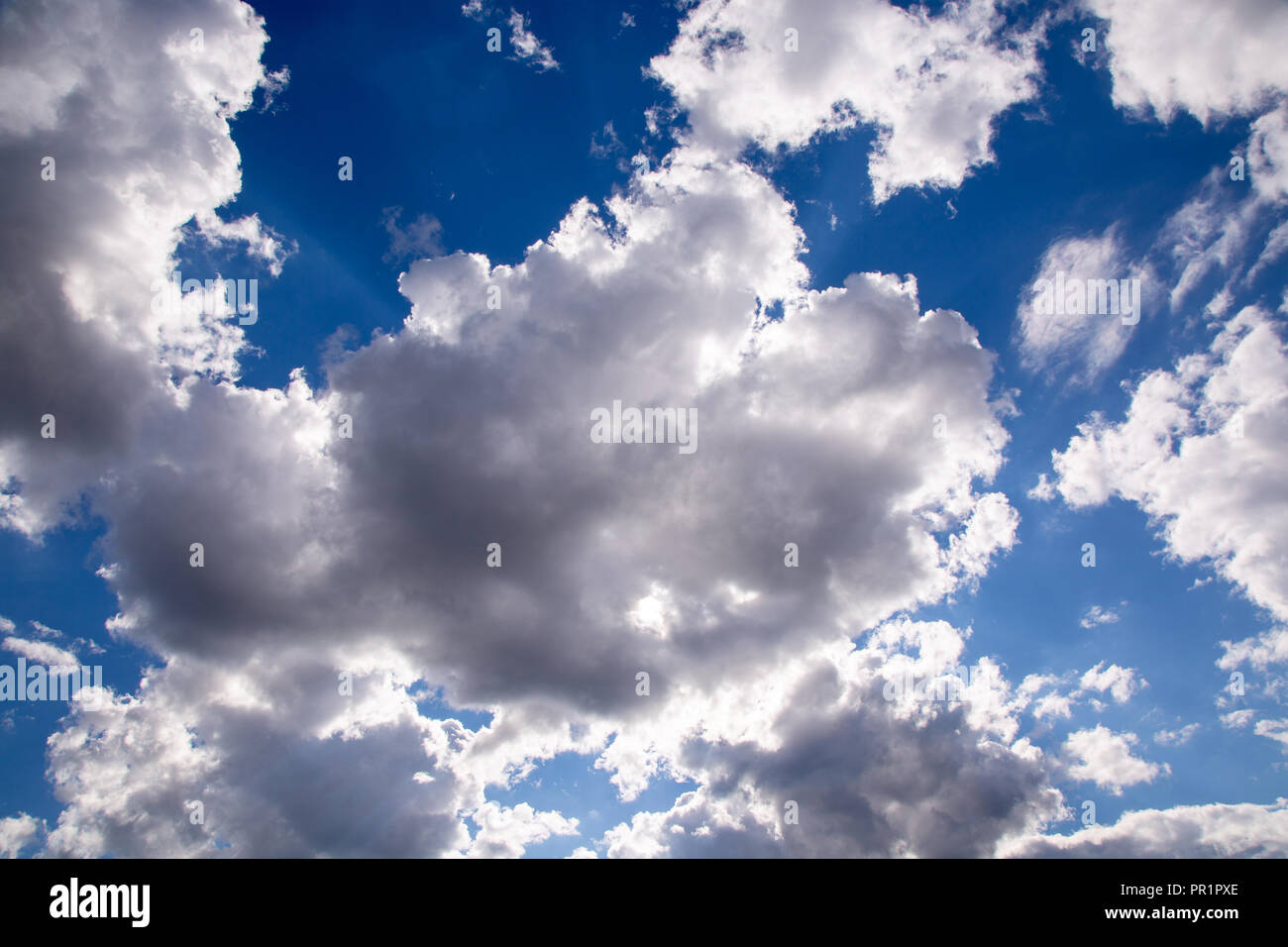 Bellissimo cielo blu con nuvole di sfondo.Sky nuvole.il cielo con le nuvole meteo natura blu cloud Foto Stock