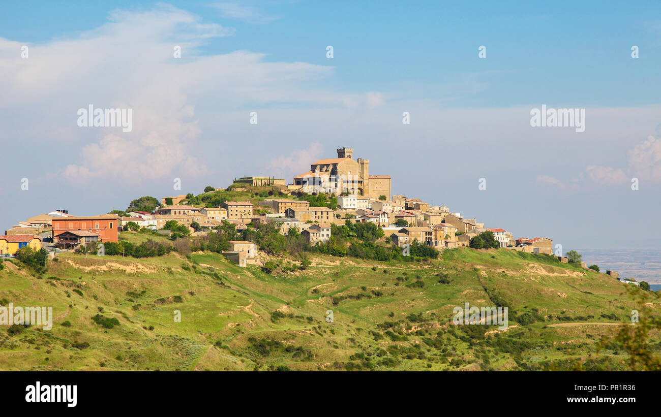 Vista sulla città e il XII secolo chiesa fortificata di Santa Maria in Ujue, (Uxue in basco), una città in Navarra, Spagna settentrionale. Foto Stock