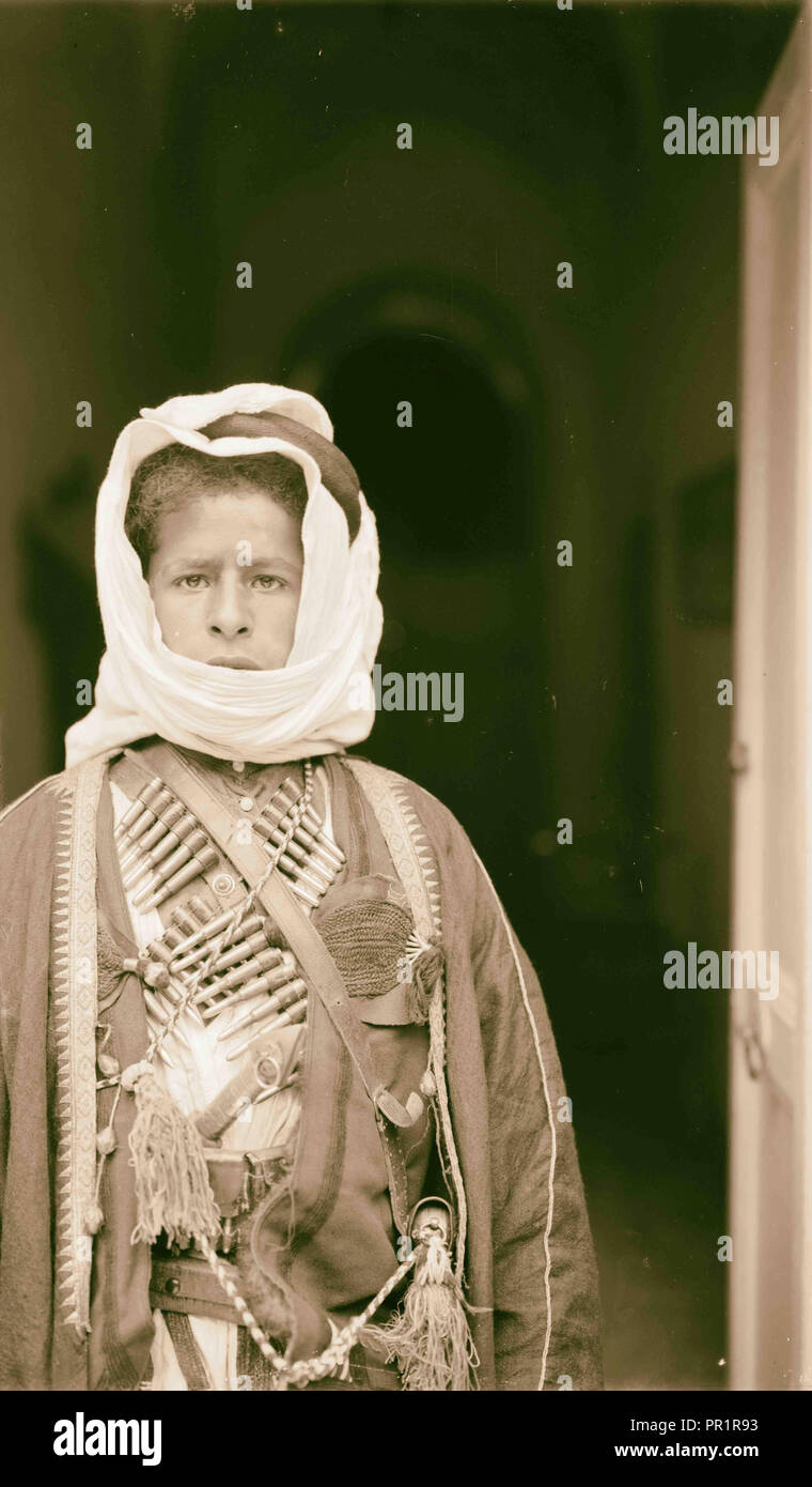 Bedouin ragazzo che indossa la cartucciera 1898, Medio Oriente, Israele e/o la Palestina Foto Stock