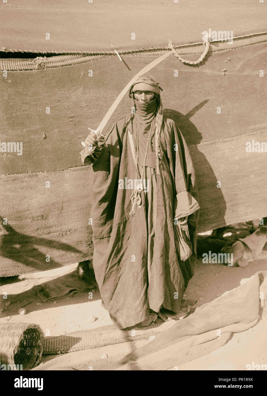 Donna beduina la spada per la spada-dance. 1898 Foto Stock