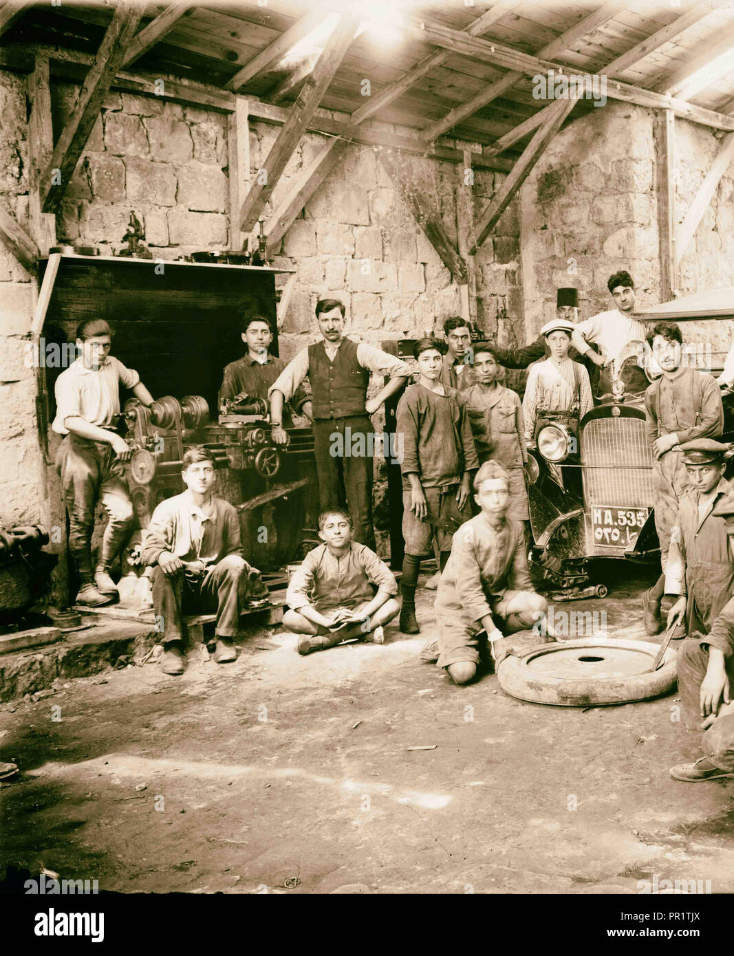 Personale in garage della colonia americana Buick Dodge Agenzia. 1920, Gerusalemme, Israele Foto Stock