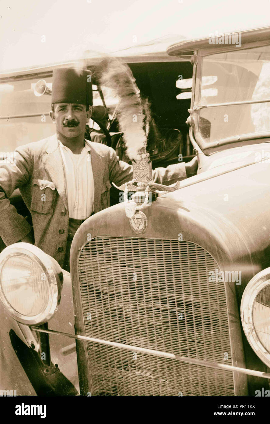 Arab poste accanto a nuova Dodge 1920, Medio Oriente, Israele e/o la Palestina Foto Stock