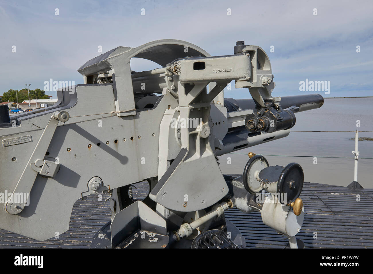 Sottomarino della seconda guerra mondiale il Museo della Portaerei U.S.S. Cod Memorial ancorato alla costa nord del porto, Cleveland Ohio USA (5 pollici cannone) Foto Stock