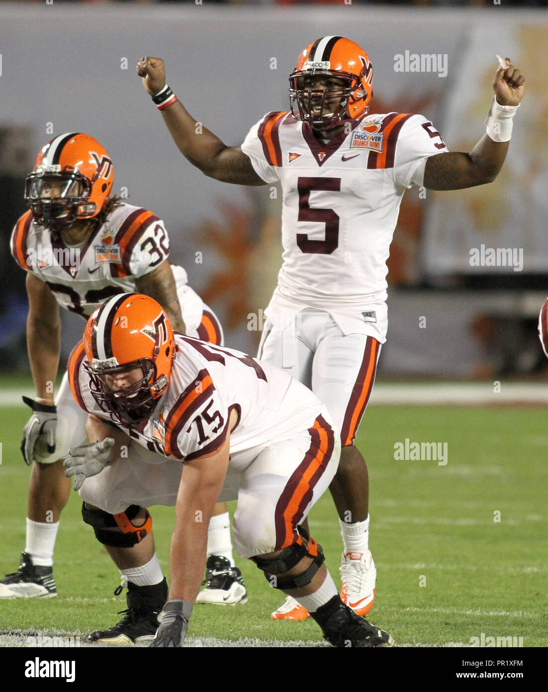 Virginia Tech Hokies quarterback Tyrod Taylor (5) chiama un udibile nel primo semestre le azioni contro la Stanford Cardinali durante la 77th annuale di scoprire Orange Bowl a Sun Life Stadium di Miami il 3 gennaio 2011. Foto Stock