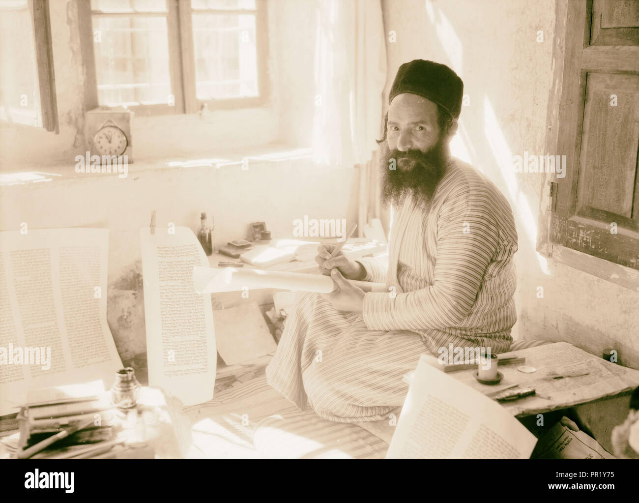 Ebrea ortodossa scriba, Shlomo Washadi scrivendo la Torah su pergamena 1934, Medio Oriente, Israele e/o la Palestina Foto Stock