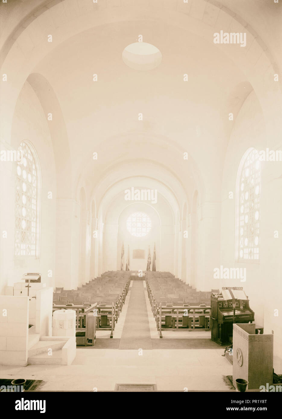 Scottish memorial, la chiesa di St Andrews. interno della chiesa guardando dall'altare verso il basso la navata. 1940, Gerusalemme, Israele Foto Stock