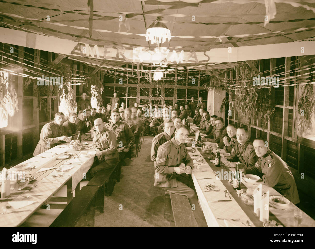 Australian soldati alla cena di Natale in Austr. Club sala da pranzo (antico Oriente Hotel). 1940, Gerusalemme, Israele Foto Stock