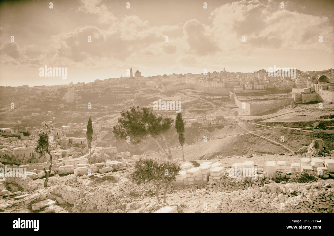 Arte foto di Gerusalemme dalle pendici meridionali di Olivet sopra Gerico Rd. (Cloud effetti). 1941, Gerusalemme, Israele Foto Stock