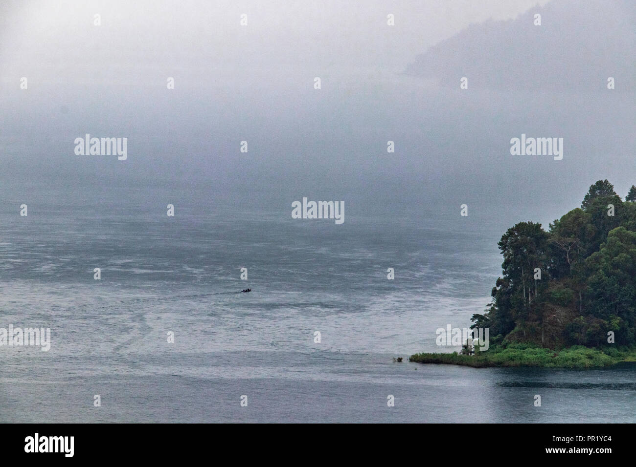 Cattive condizioni meteo sul Lago Toba a Sumatra Indonesia Foto Stock