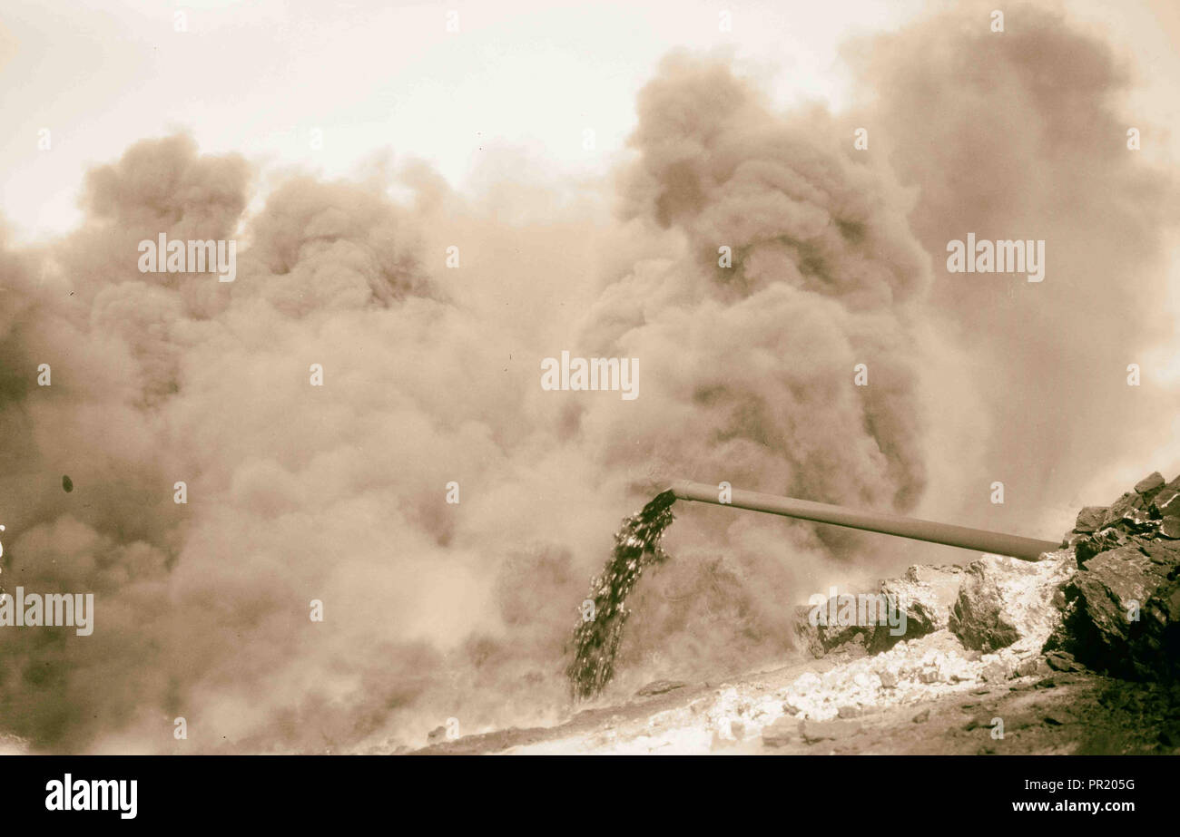 L'Iraq. I pozzi petroliferi e accampamento dell'Iraq Petroleum Company. (5 miglia S. di Kirkuk). Kirkuk distretto. Un pozzo di petrolio sul fuoco. Foto Stock