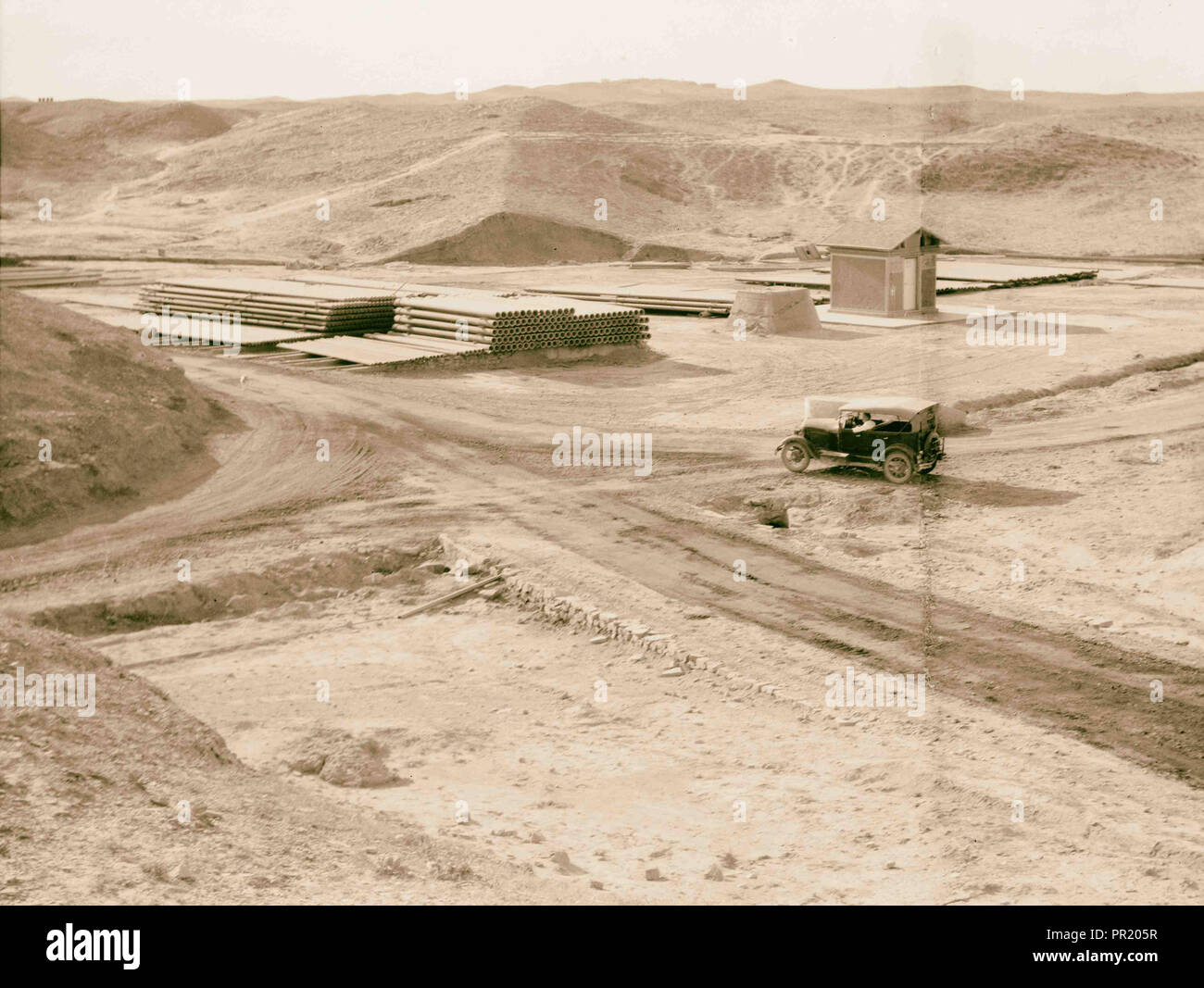 L'Iraq. I pozzi petroliferi e accampamento dell'Iraq Petroleum Company. (5 miglia S. di Kirkuk). Kirkuk distretto. Centro dell'attività dell'olio Foto Stock