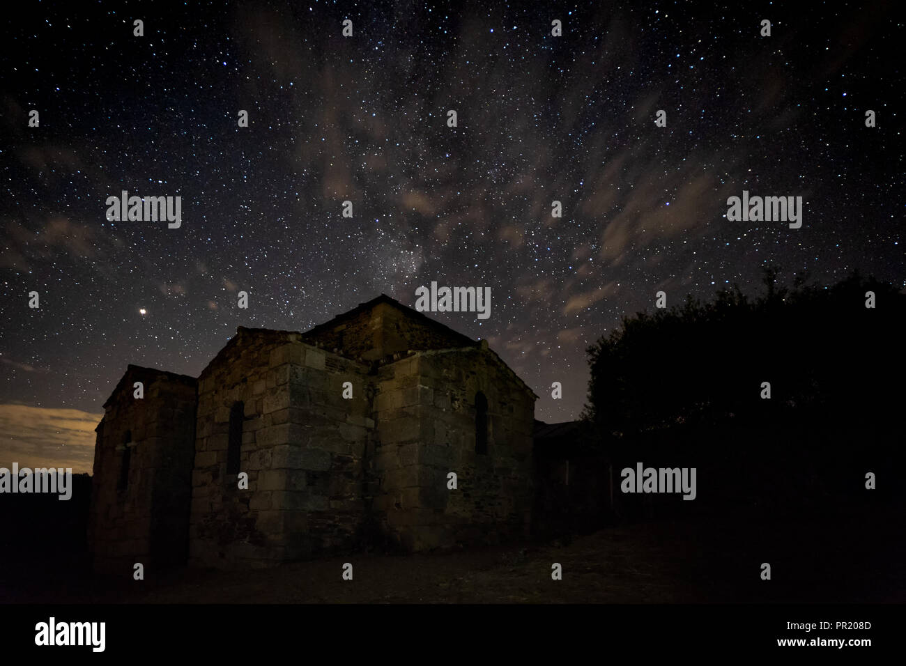 Paesaggio notturno con la Visigotica Basilica di Santa Lucia del Trampal. Acuescar. Spagna. Foto Stock