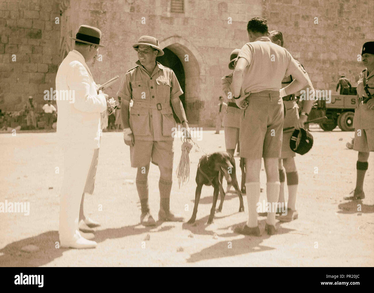 La polizia e i loro cani a Erode's Gate (sett. 1937) Gerusalemme, Israele Foto Stock