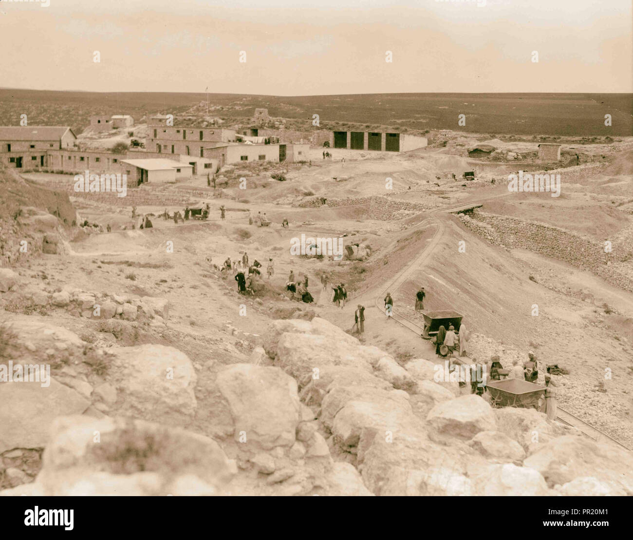 Tel Deweir (Lachis). Gli edifici del campo a raccontare. Lavoratori cancellazione area al di sotto della parete fiancheggiante. 1936, Israele, Lakish Foto Stock