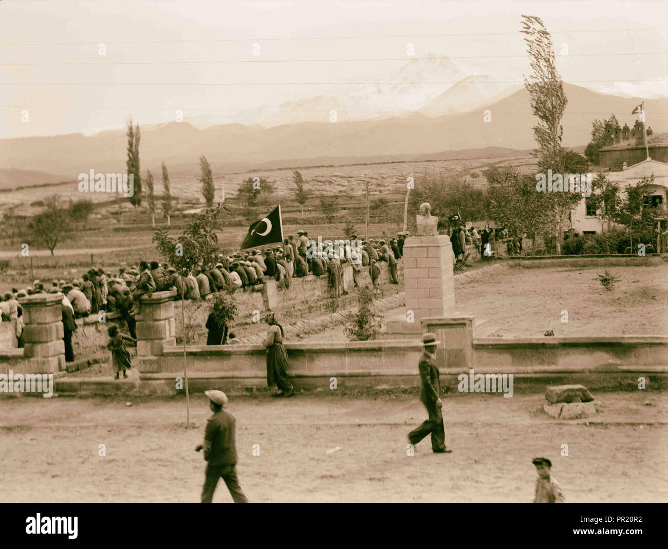 La Turchia. Mt. Argeus & Injesu [cioè, il Monte Erciyas & Incesu]. Celebrazione del Giorno della Costituzione. 1935, Turchia, ıncesu, Incesu Foto Stock