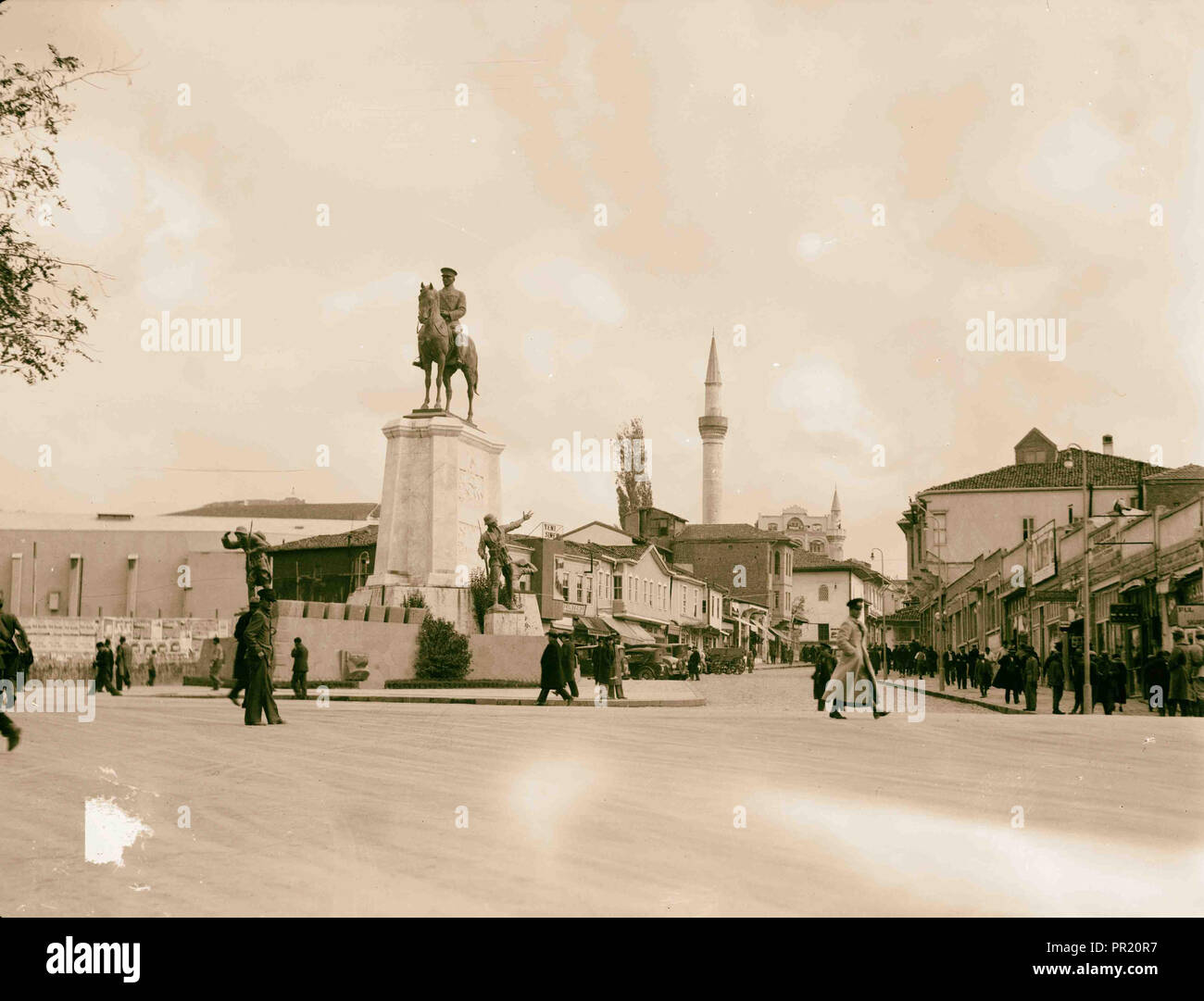 La Turchia. Ankara. Statua equestre di Ata-Turk [cioè, Ataturk] tra vecchi e nuovi di Ankara. 1935, Turchia, Ankara Foto Stock
