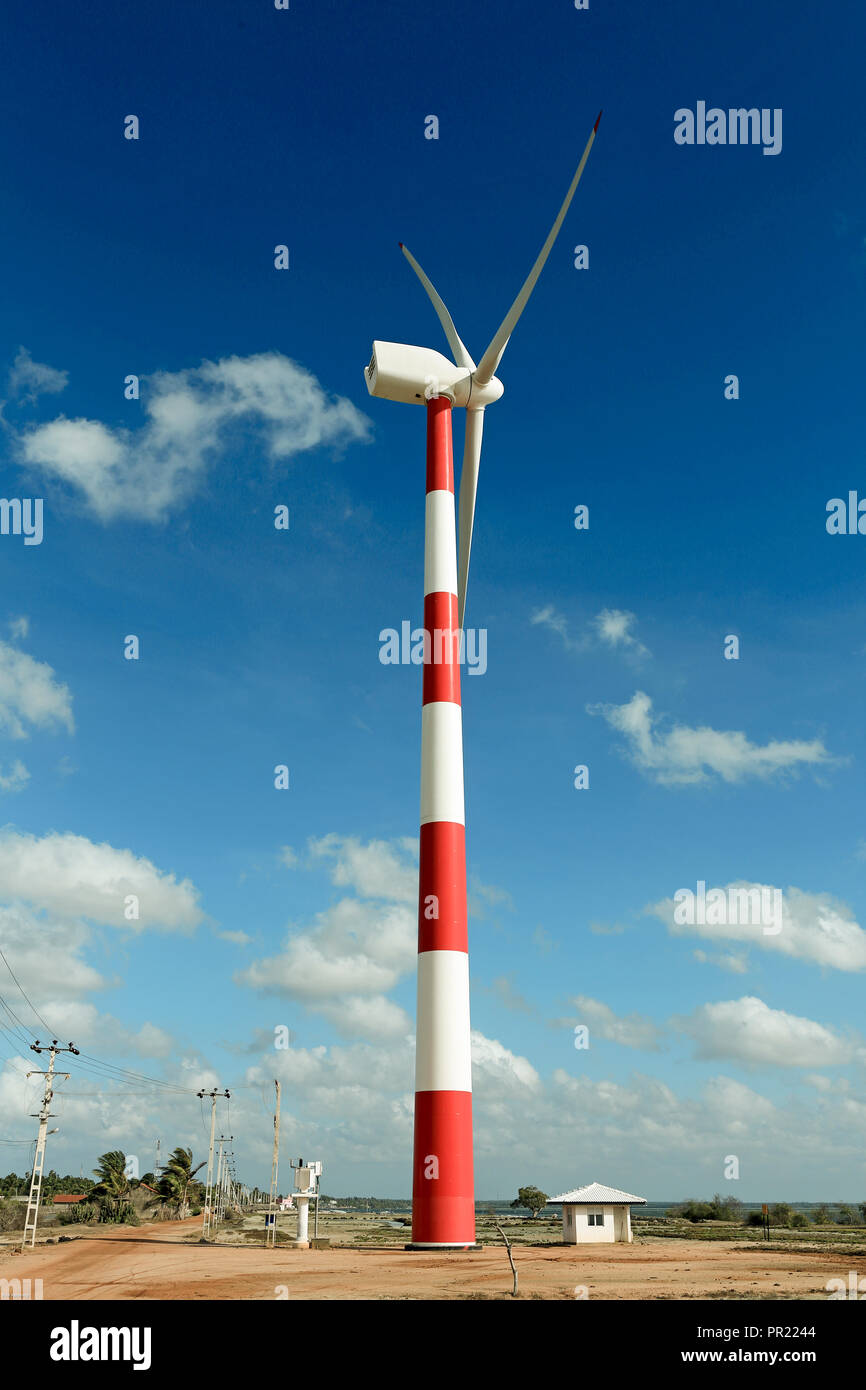 Turbina eolica sulle rive della laguna di Puttalam, Sri Lanka Foto Stock