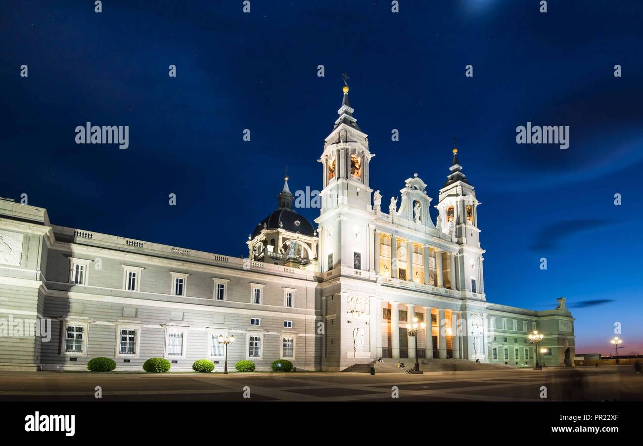 CATEDRAL DE LA ALMUDENA - MADRID - SPAGNA - di notte Foto Stock