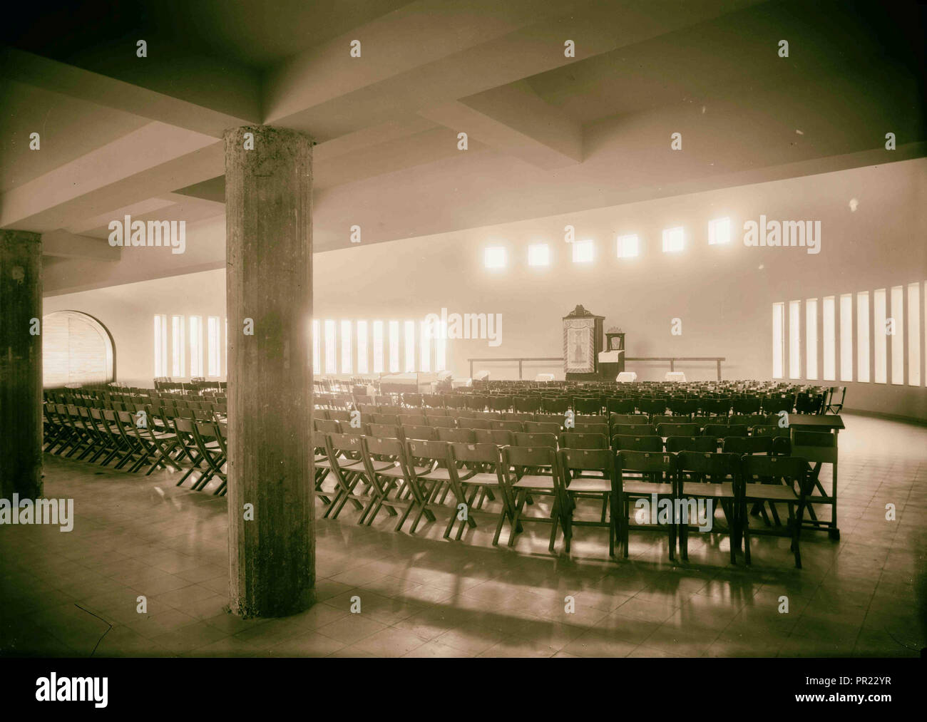 La Sinagoga Geshurun su King George Ave. Interior guardando a nord est. 1934, Gerusalemme, Israele Foto Stock