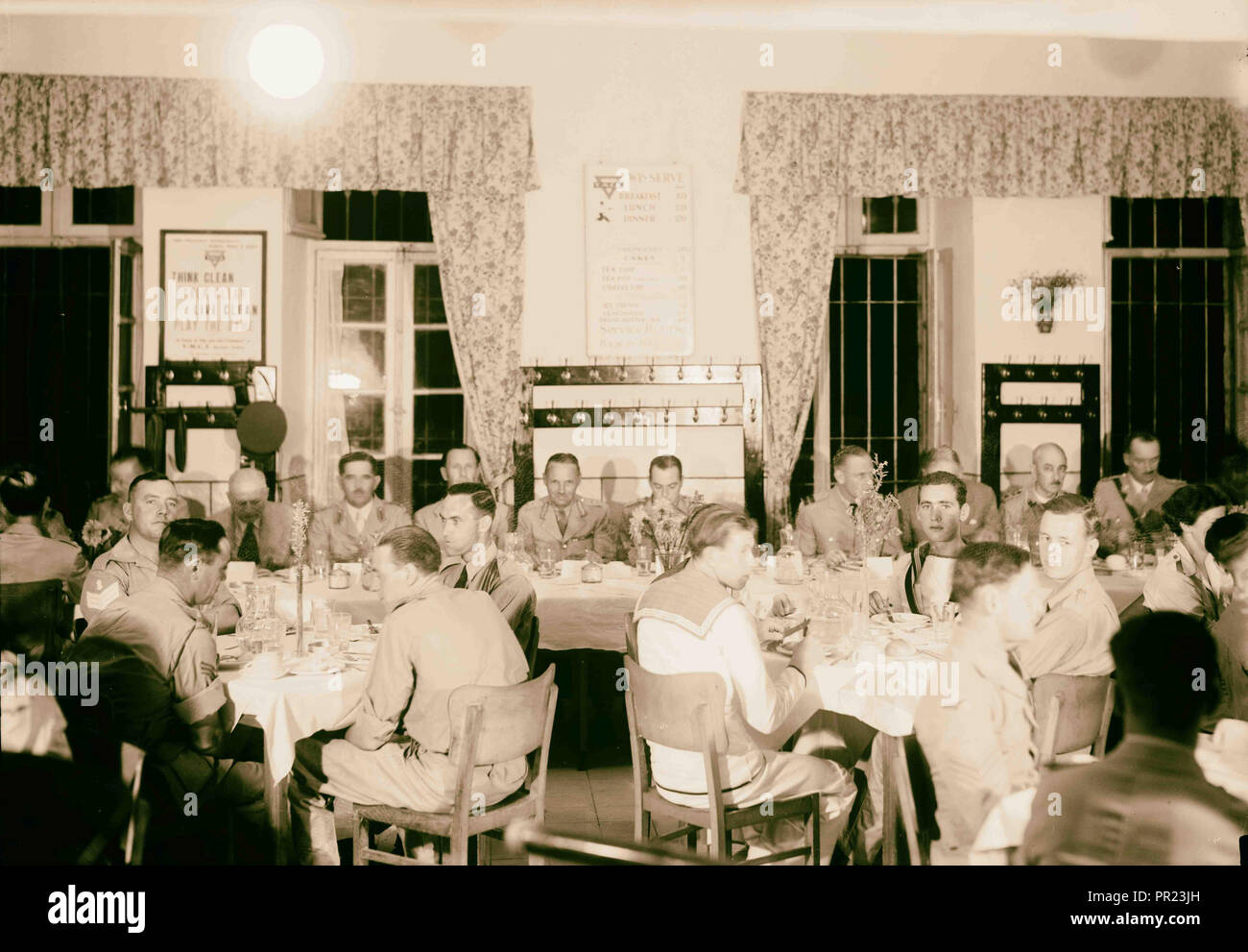 Cena a 'Y' hostel il 7 Giugno del '44. Gen. McConnell, 1944, Gerusalemme, Israele Foto Stock
