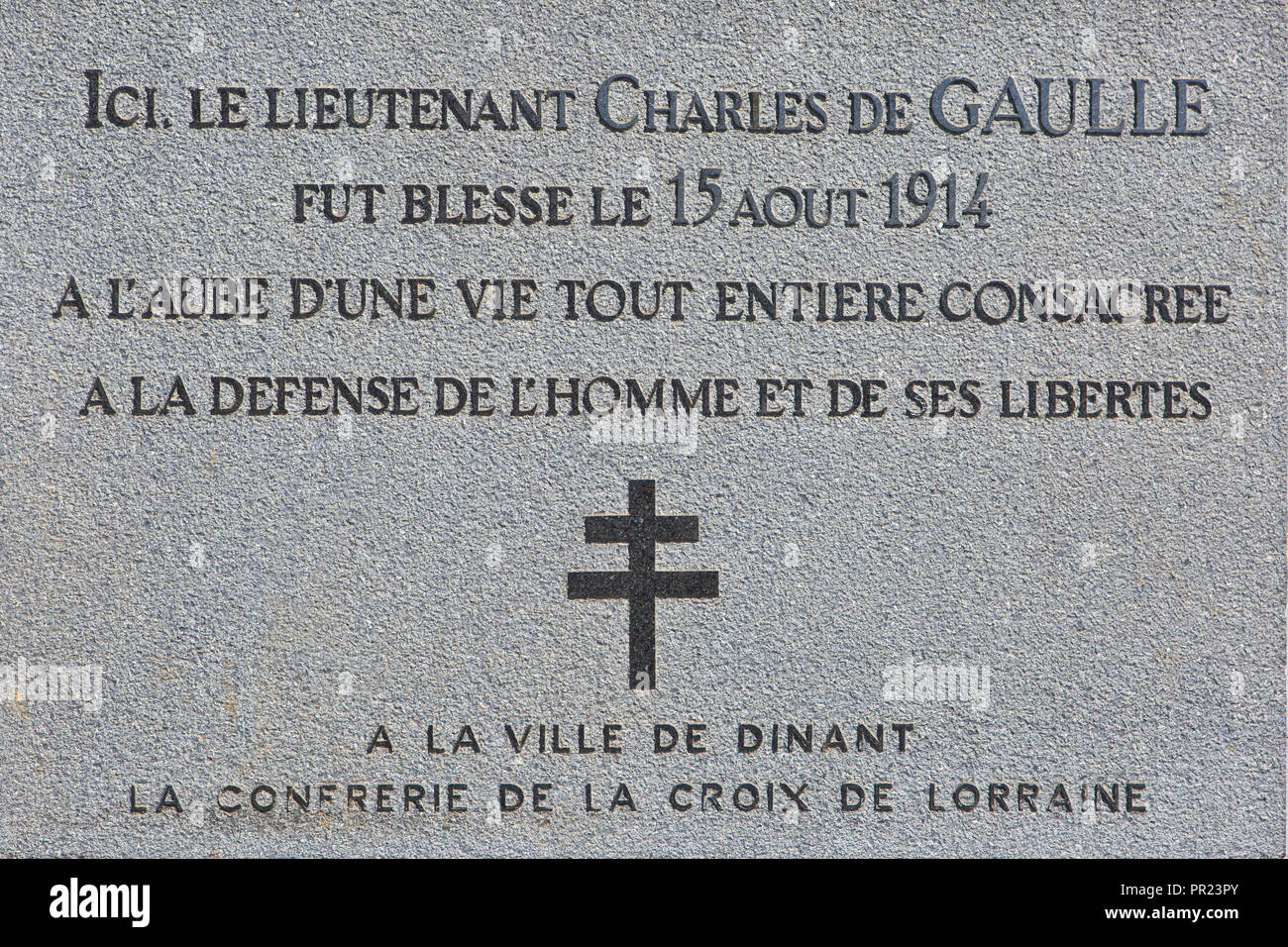 Una lapide commemorativa sul punto esatto in cui il Tenente Charles de Gaulle (1890-1970) ha ferito il 15 agosto 1914 a Dinant, Belgio Foto Stock