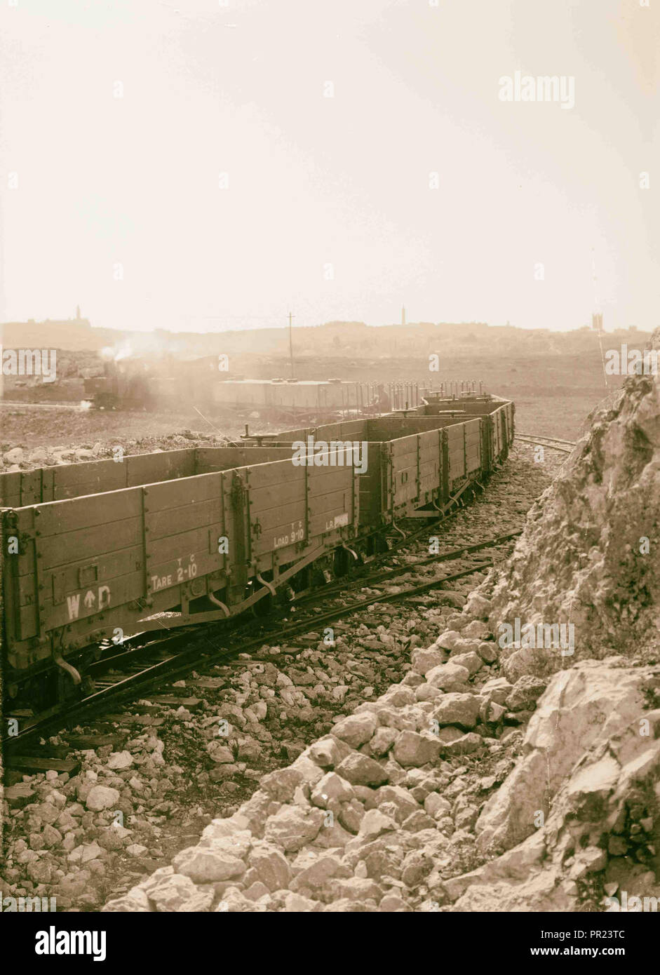 Vista posteriore del treno militare la curvatura intorno a via vicino alla tomba di giudici, 1918, vista del treno sul binario, vicino alla tomba di giudici Foto Stock