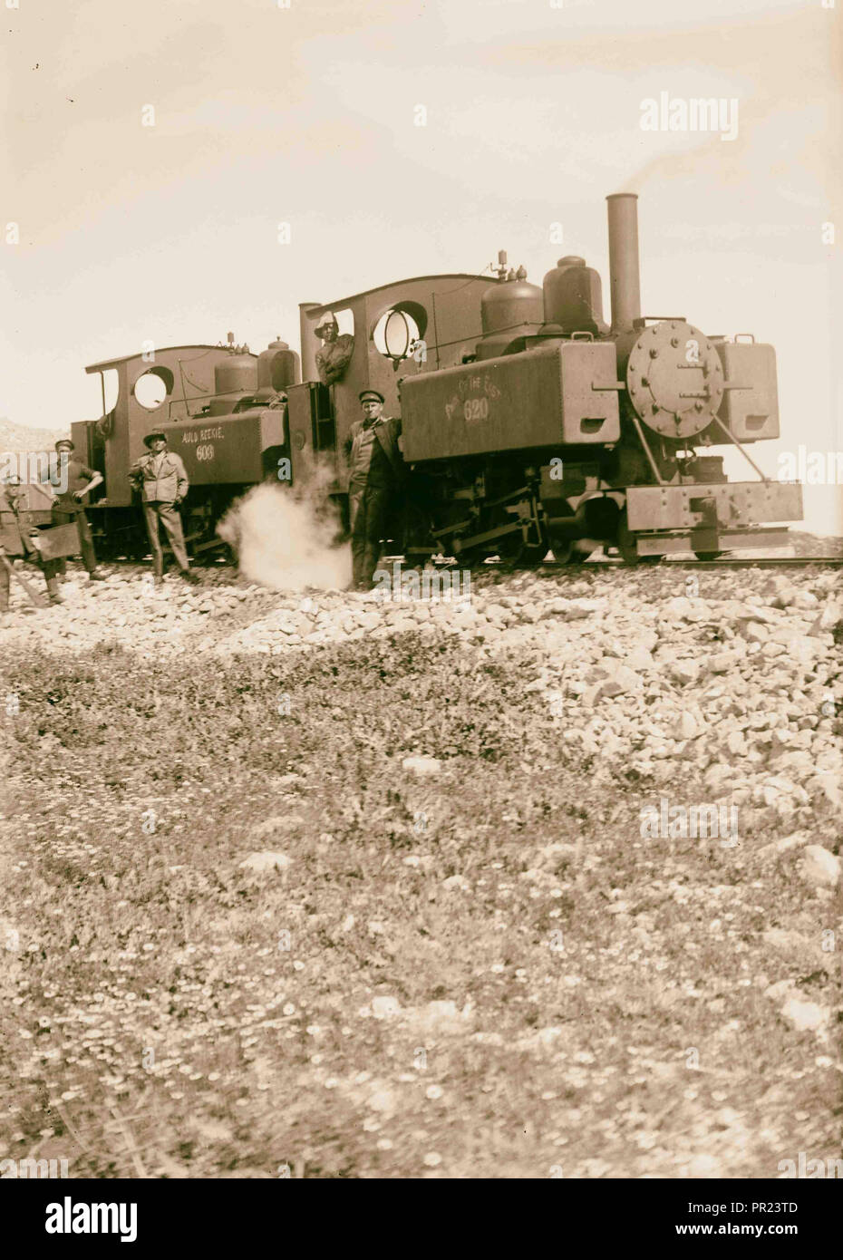 Esercito Australiano ingegneri in 2 locomotori orgoglio di Oriente e Auld Reekie. 1918 ; 2 locomotori tirando il treno vicino alla tomba di Foto Stock