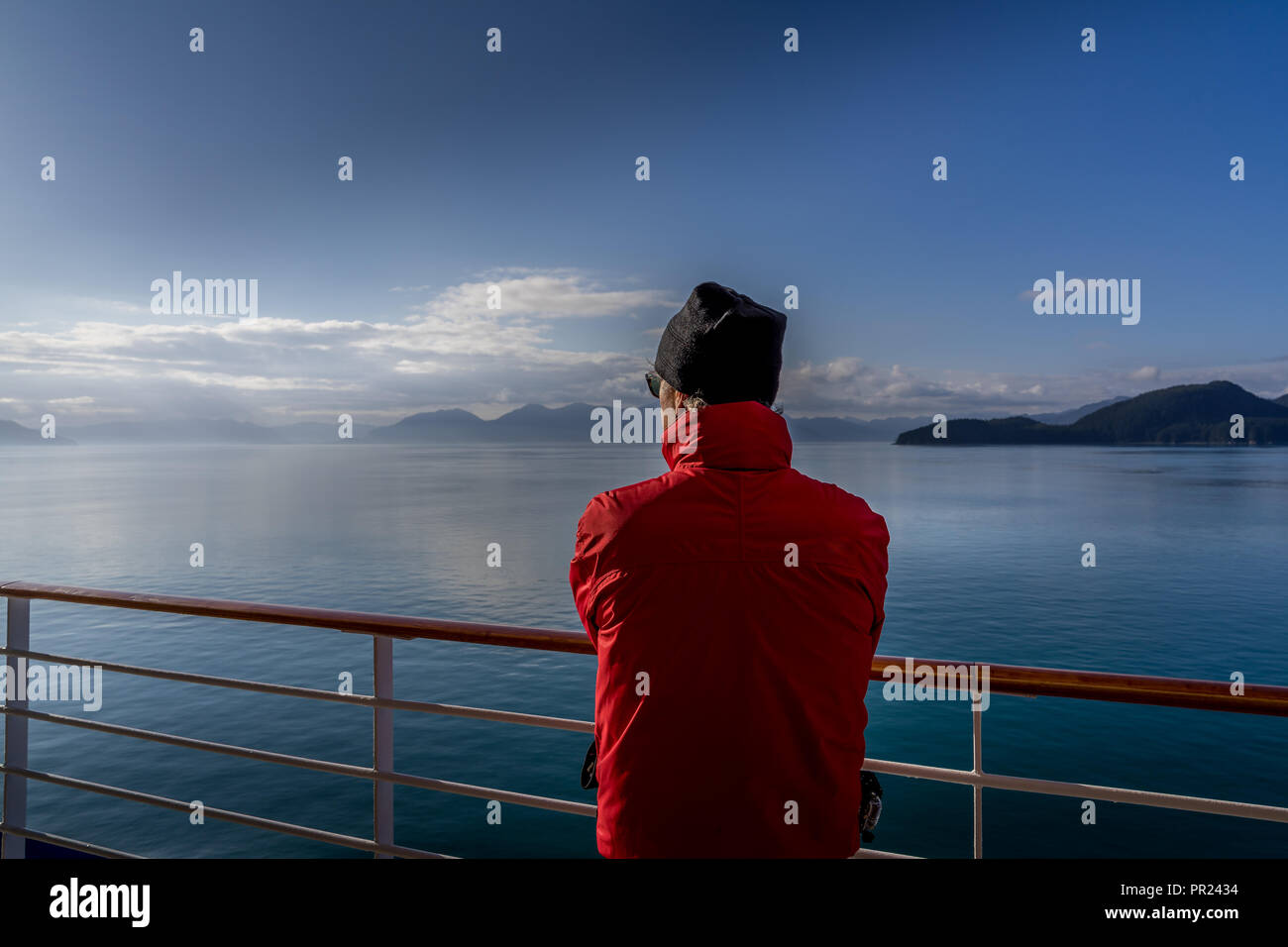 Glacier Bay Alasak, Stati Uniti d'America - 17 ago 2018. Gli uomini ammirando la splendida mattina presto vista oceano dalla nave da crociera deck Foto Stock