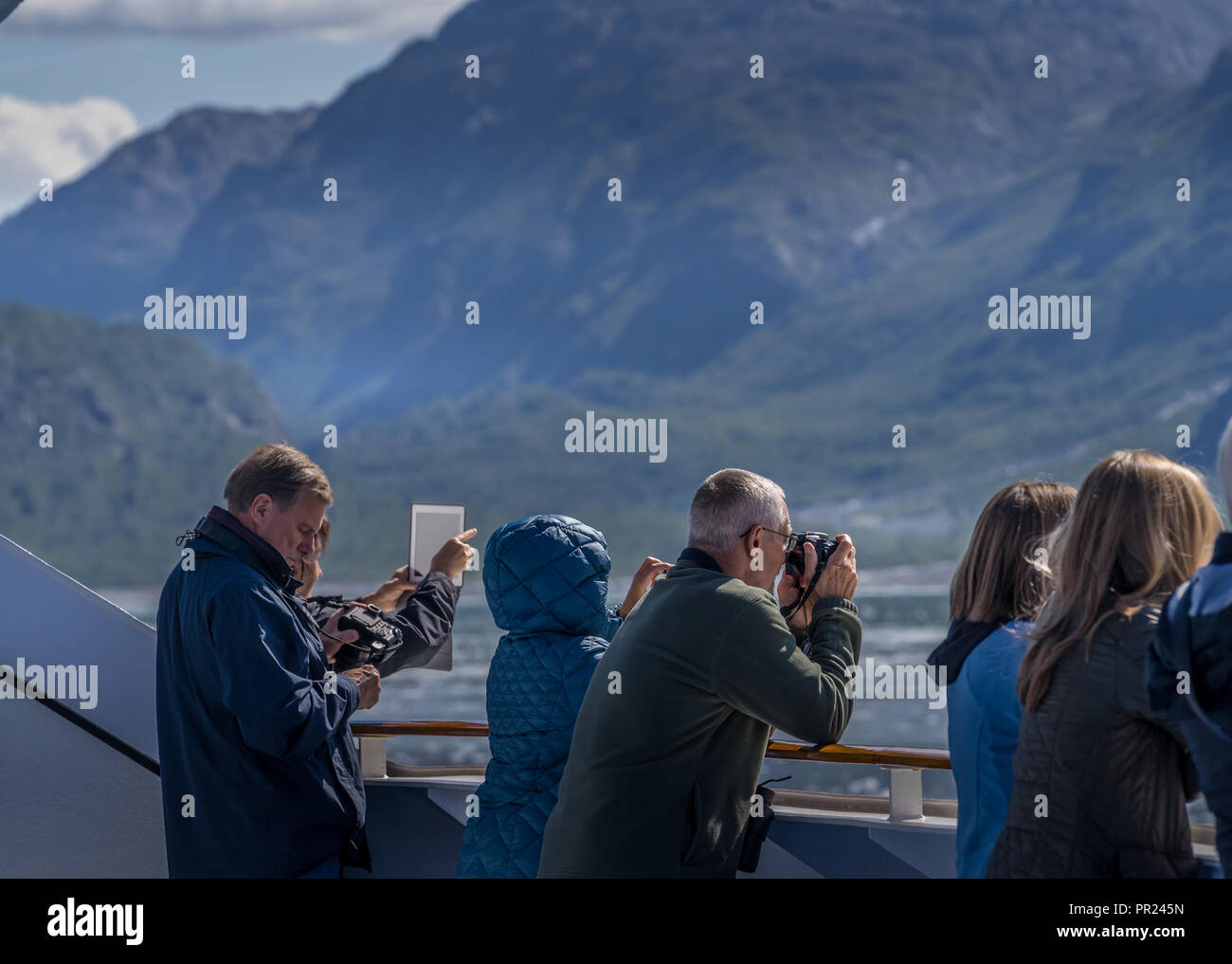 Glacier Bay Alaska Stati Uniti d'America. 17 ago 2018 - la gente ottiene pronta per scattare foto quando la nave da crociera approching a Glacier Bay Foto Stock