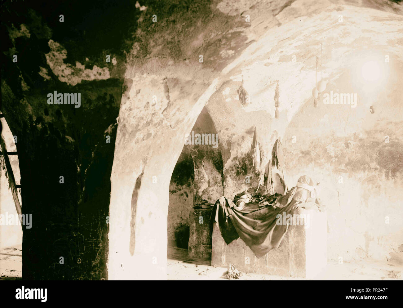 Petra. Aronne la tomba di interni, American Colony, Gerusalemme. 1898, Giordania, Petra, estinto city Foto Stock